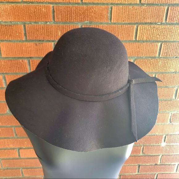 Black felt hat full brim with simple tie and round top, slightly floppy brim - Picture 3 of 7